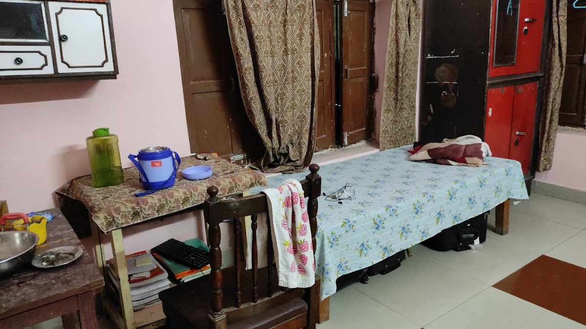 Sarojini Girls PG 55-B Singar Nagar Alambagh preview 1