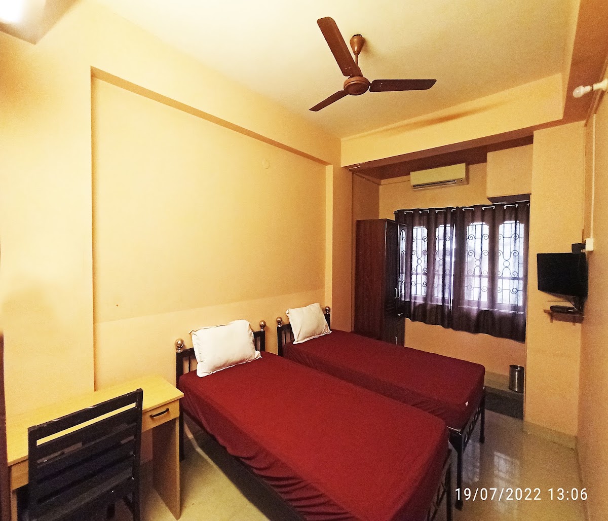 Kolkata PG for Male || Saltlake Sec V || Airport || Premium PG AC / NON - AC || Short Term || Backpacker preview 1