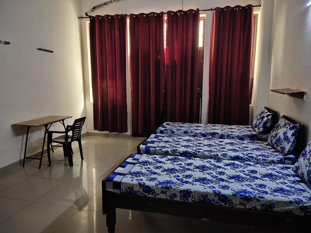 Comfort pg in Noida Boys Girls – Co-ed in Noida preview photo 1