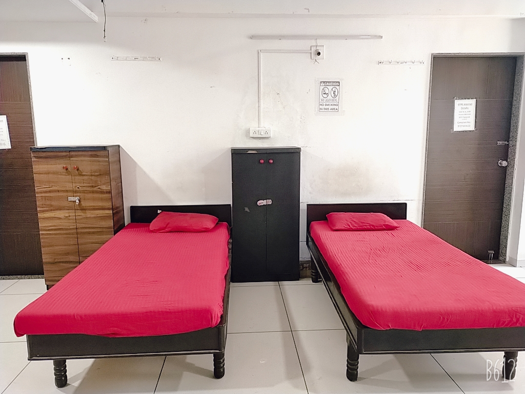 Furnished Boy's PG at Old Padra Road preview 2