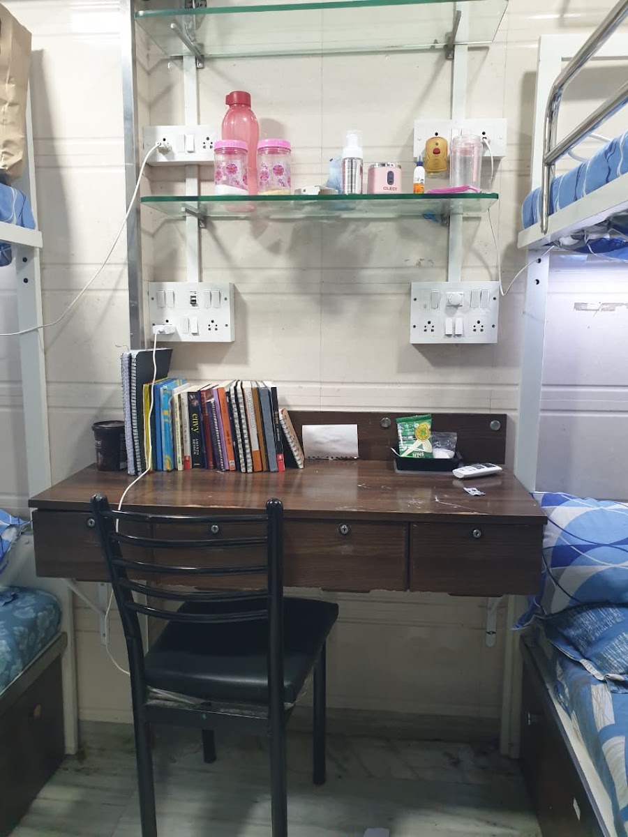 Sangeeta Girls PG- Best Girls Hostel Nmims At Vile Parle West | Girls Hostel in Nanawati in Andheri preview 1