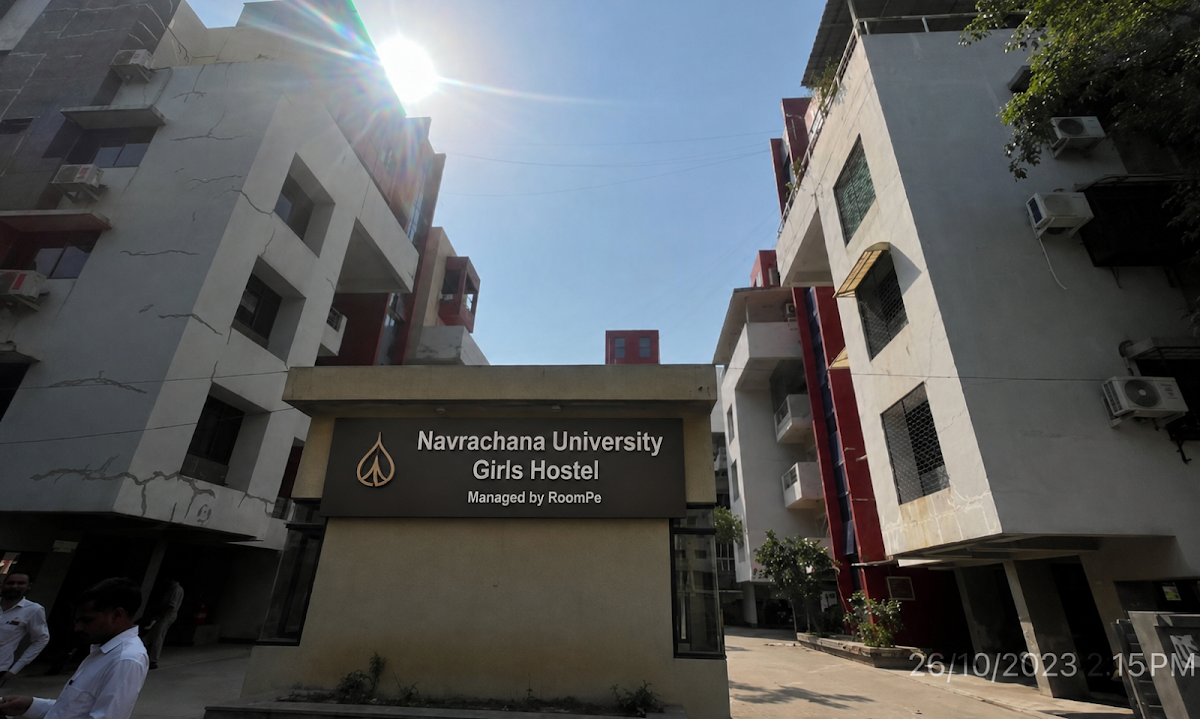 RoomPe Girls Hostel - PG in Vasna Bhayli Navrachana University