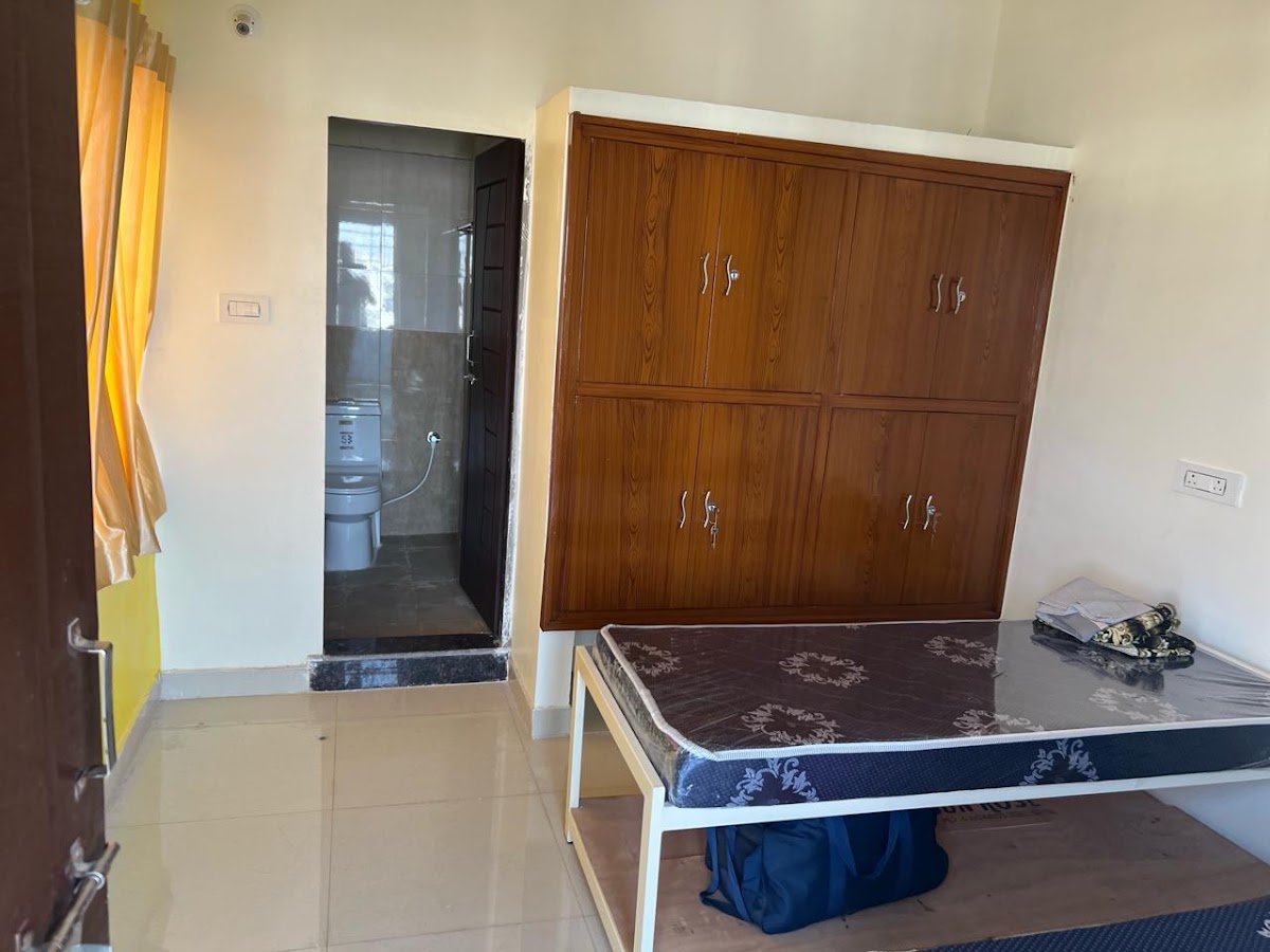 LAKSHMI PRANATHI SUPER DELUX LADIES/ GIRLS / WOMENS HOSTEL preview 2