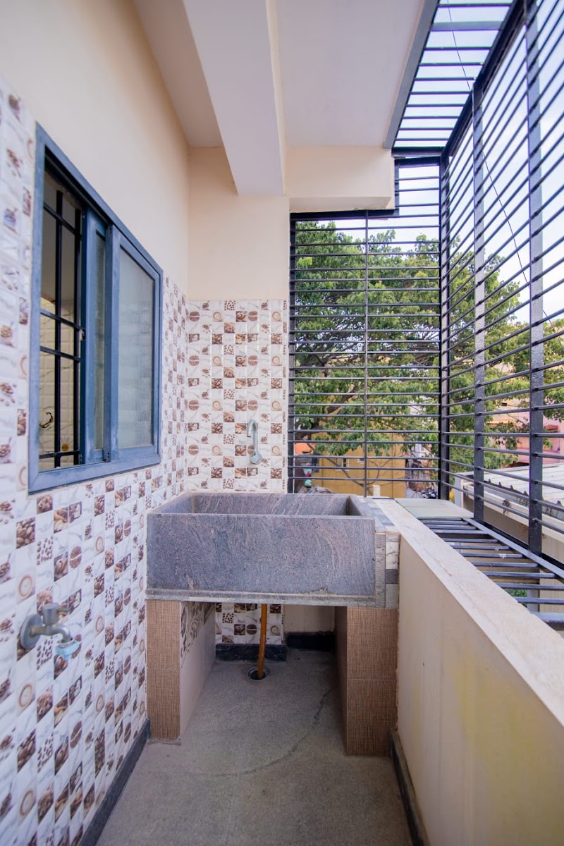 Meridian Stays Ladies/ Girls PG NEAR ST JOSEPH'S UNIVERSITY RICHMOND CIRCLE