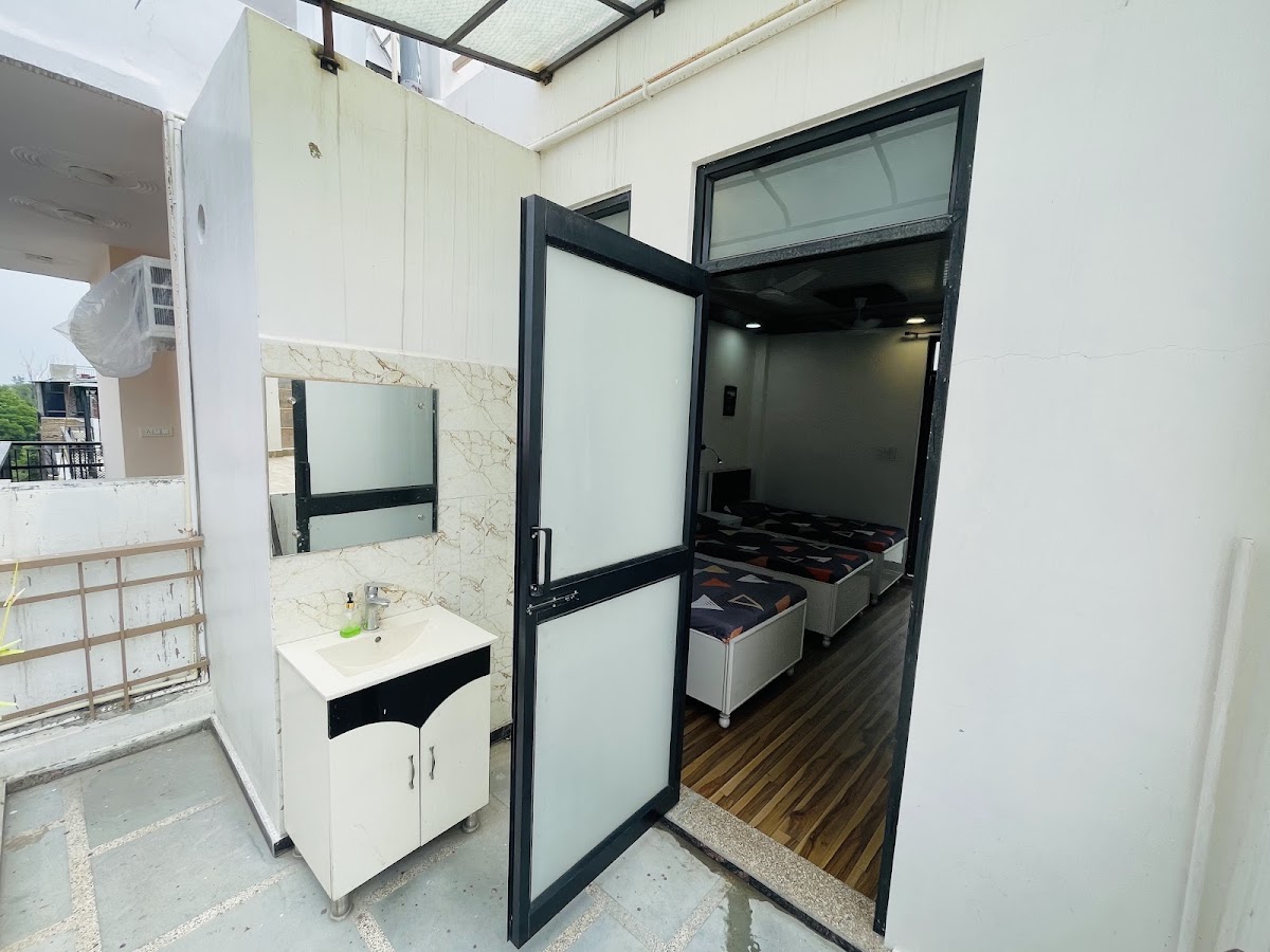 SAFE STAYZ Girls PG & Hostel – Girls PG in Delhi preview photo 2