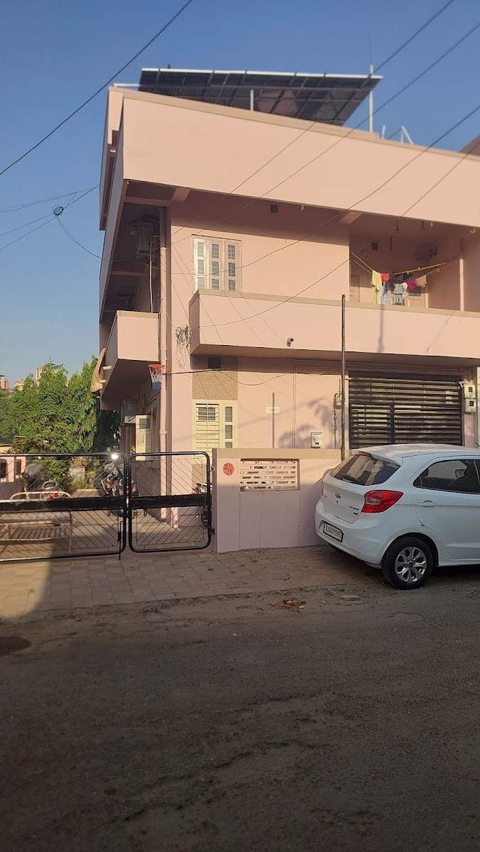 Vraj Girls PG near m. S. Uni preview 1