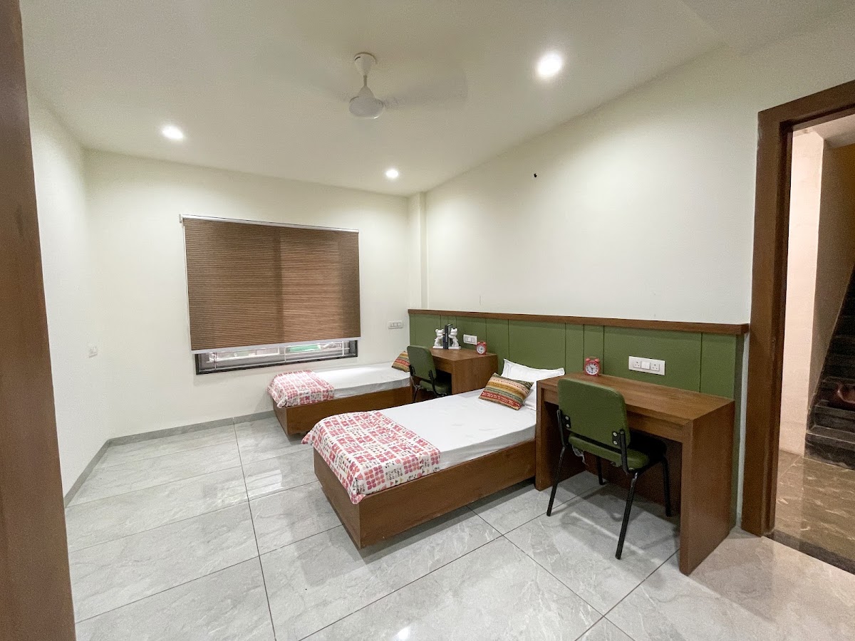 The Maan's Girls Hostel preview 1