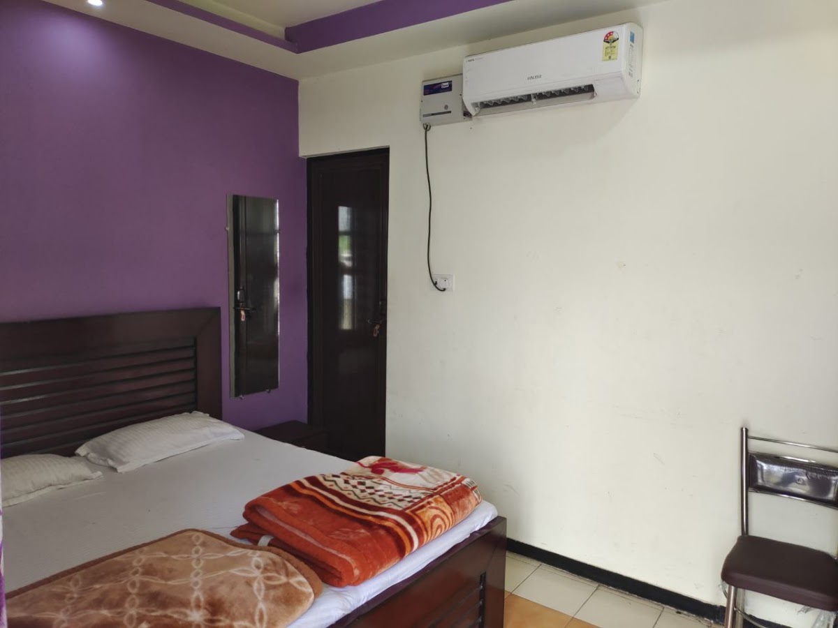 Sant Villa Men's PG & Hostel