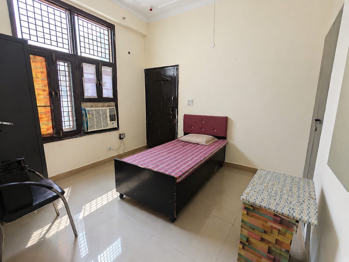 Townhouse Girls PG Noida sector 50 preview 1