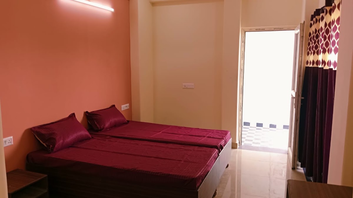 Girls PG Room Near Botanical Garden Metro Station preview 1