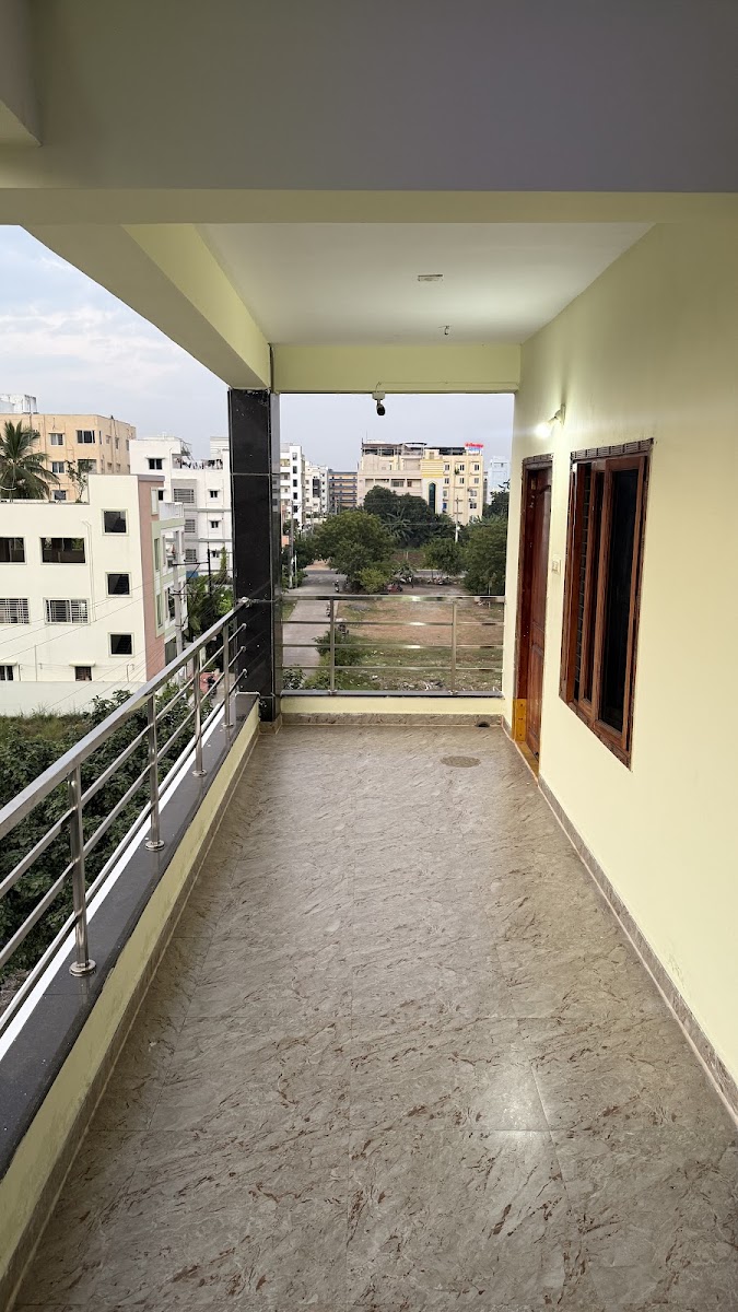 ELVY STAYS-Hostel for Men