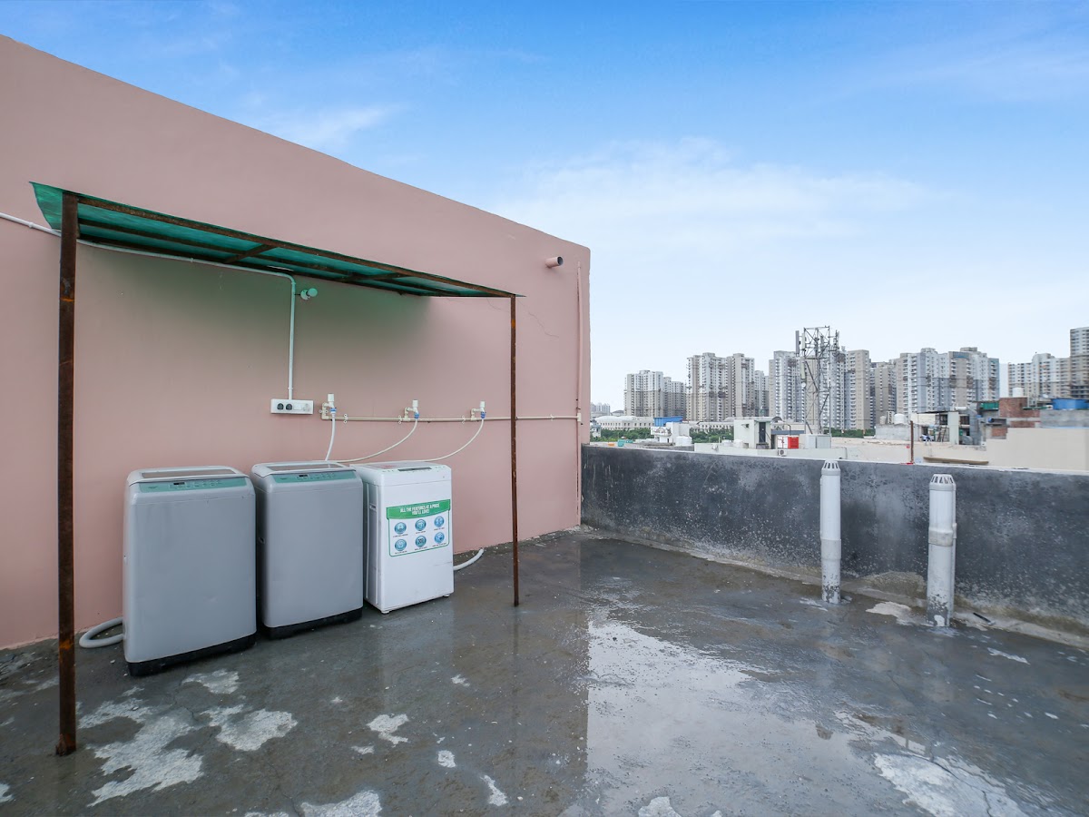 Zolo Legend PG in Sector 104 Noida | Unisex PG