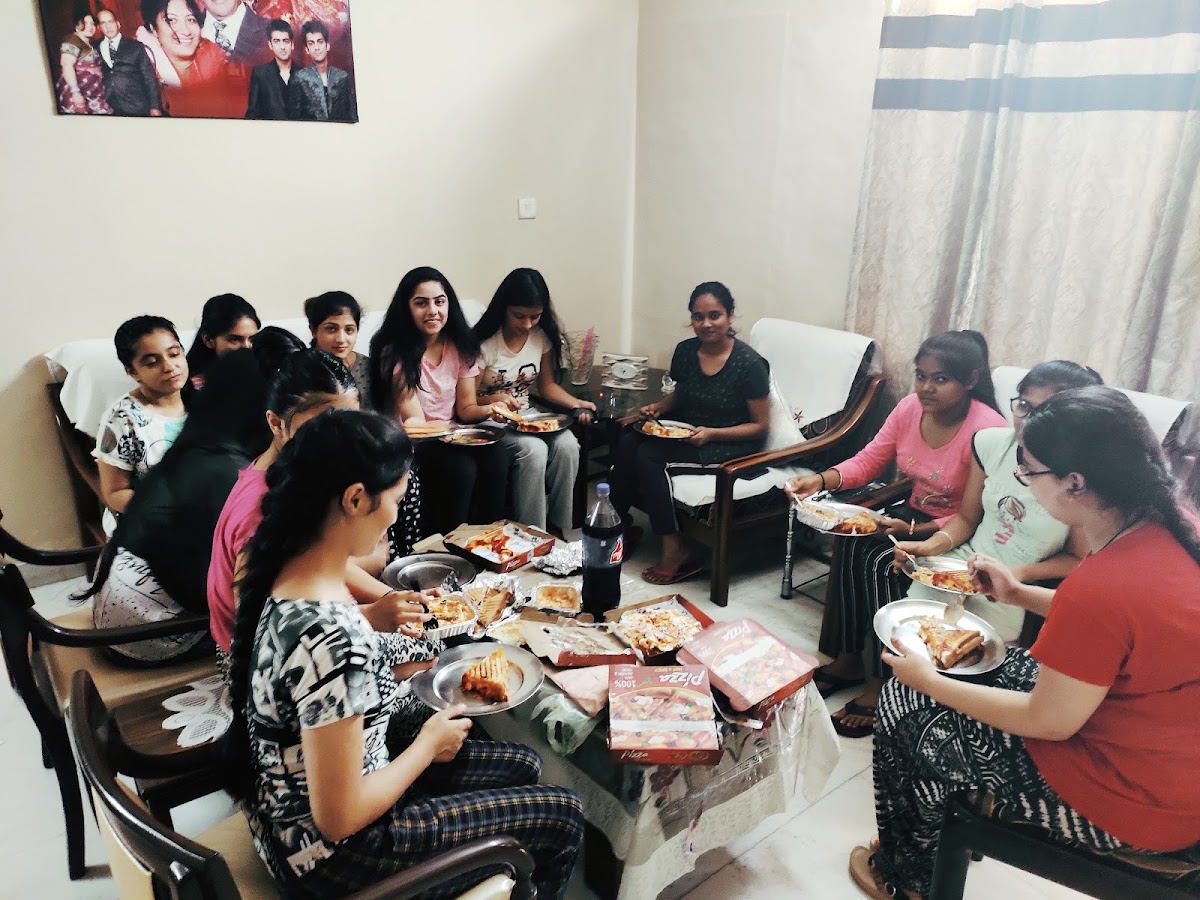 Mrs. Sarita Dawar Girls PG - PG for Girls in Chandigarh with Food