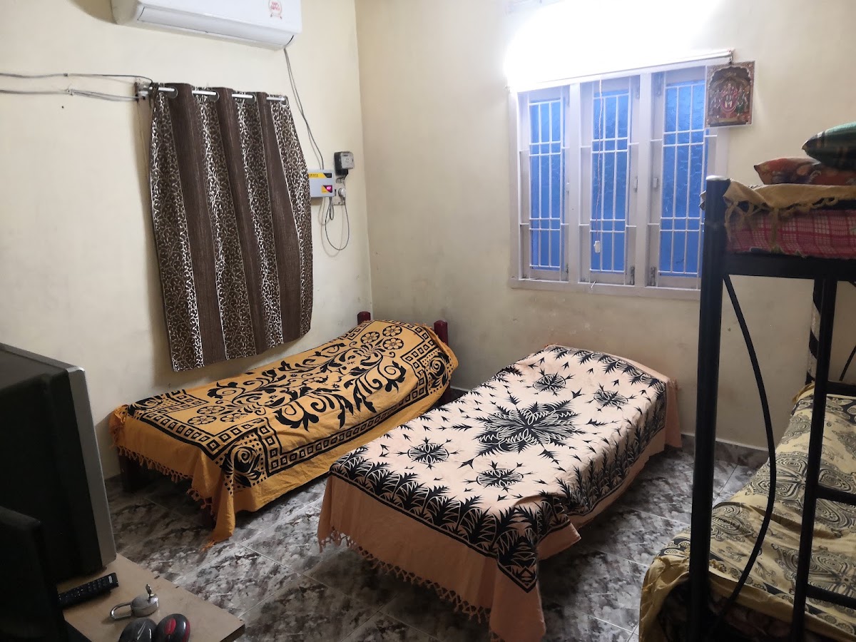 Royal Comfort mens pg Hostel Vadapalani 1 preview 1