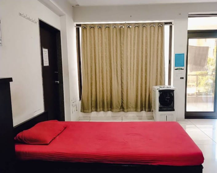 Furnished Boy's PG at Old Padra Road