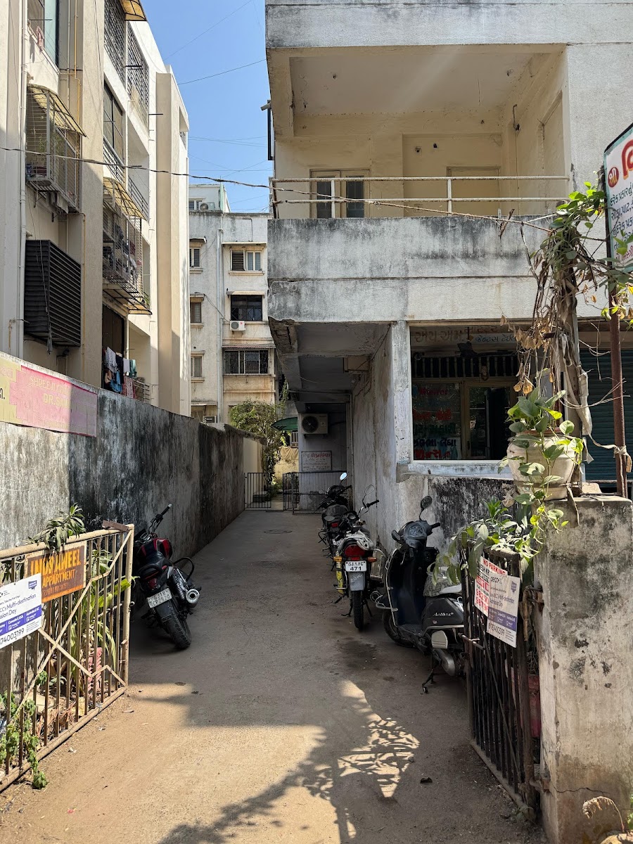 R Living Paying Guest – Vastrapur & Thaltej PGs (Boys Pg) – Boys PG in Ahmedabad photo 1