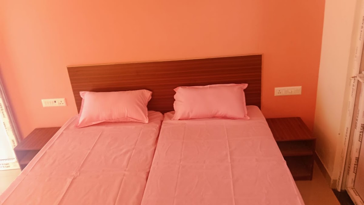 Girls PG Room Near Botanical Garden Metro Station preview 2